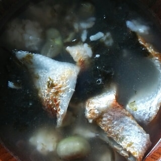 鮭の皮と枝豆、焼き海苔の昆布茶漬け